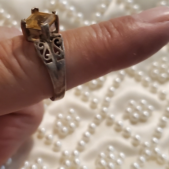 Beautiful ring - Picture 2 of 2